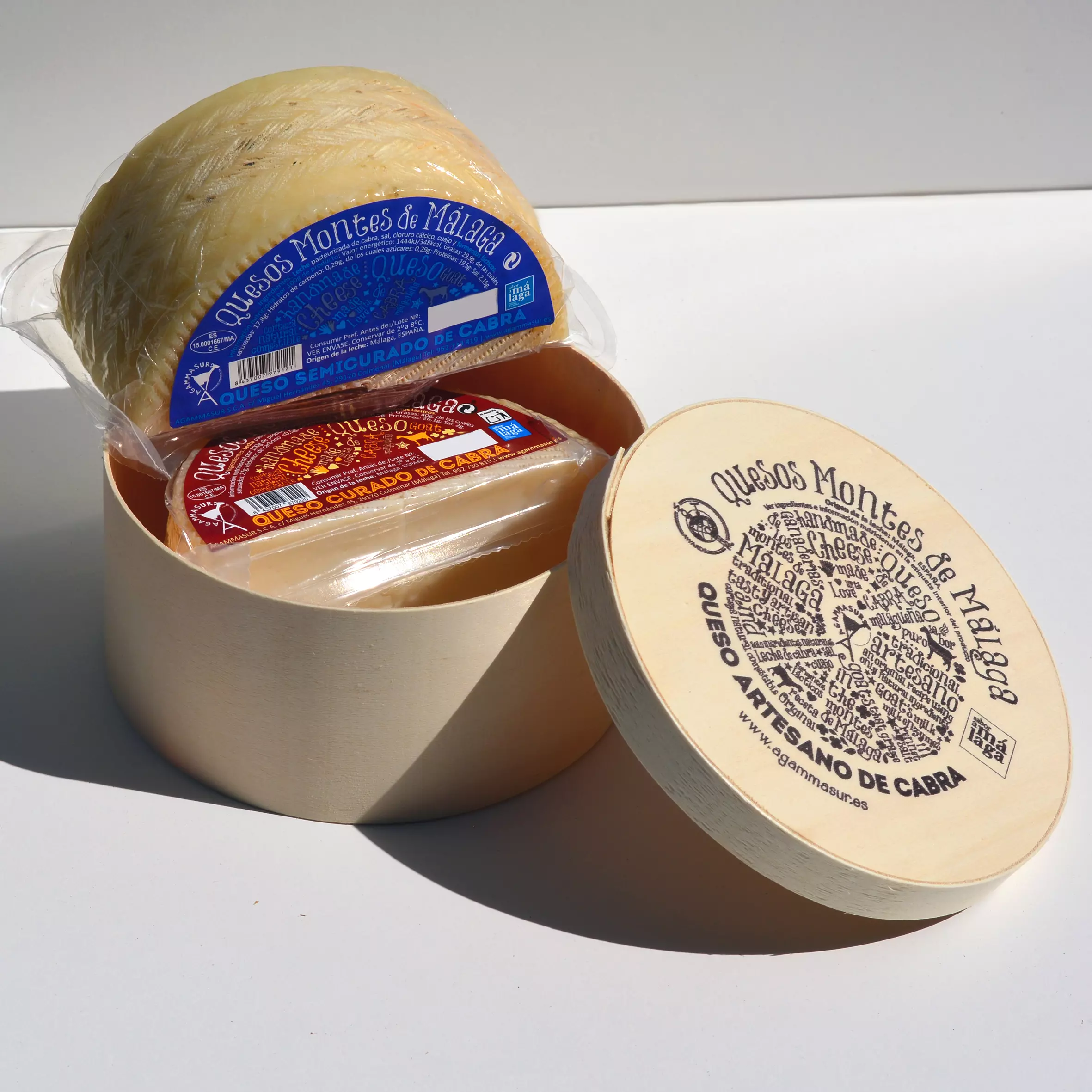 Medio Queso Semicurado de sabor suave (490 g aprox.) y Medio Queso Curado de sabor intenso (430 g aprox.), presentados en caja especial de madera serigrafiada.