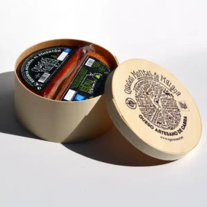 Medio Queso Reserva Natural Montes de Málaga (490 g aprox.) y Medio Queso Reserva Natural al Pimentón Montes de Málaga (490 g aprox.) presentados en caja especial de madera serigrafiada.